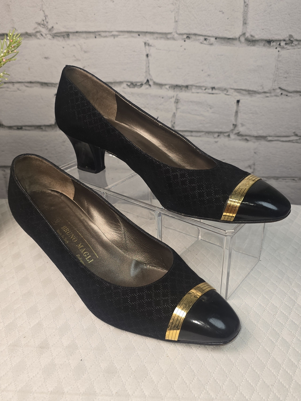 BRUNO MAGLI BLACK SUEDE PATENT CAP TOE PUMPS GOLD ACCENT CLASSIC HEELS SZ38